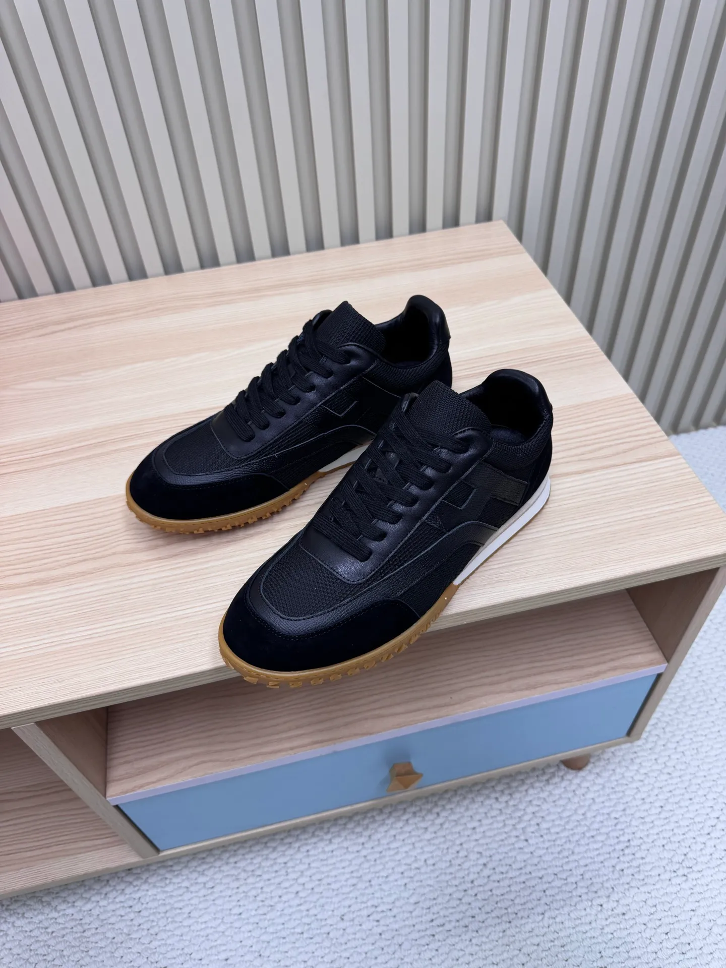 👟👟Ex-factory price 600👟👟 Hermes / Top version #couple style 24ss casual sneakers Suede goatskin sneakers decorated with contrasting patterns and iconic "H" details, beautifully packaged at the delivery counter🛍📦 Fabric: suede + down cloth Lining: mixed sheep lining Outsole: original TPU Bottom thickness: 2CM Size: 35-45